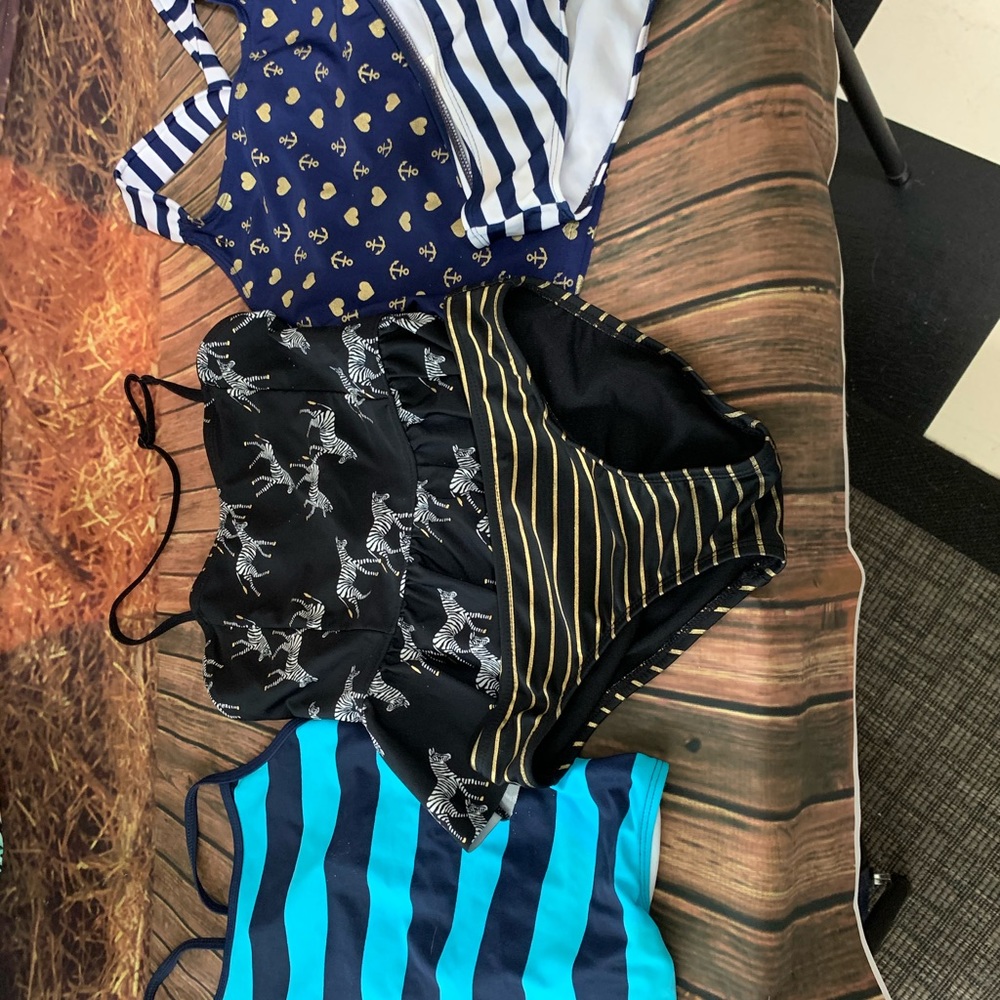 Lots of 4 girls swimsuits size8/10